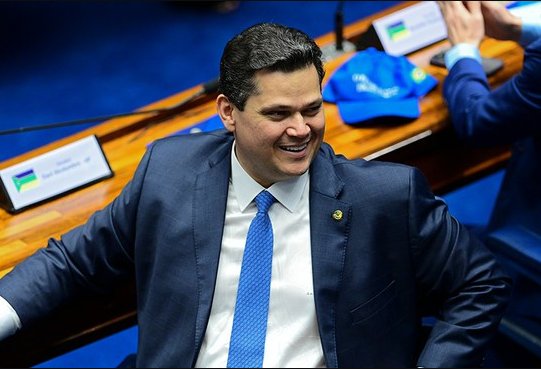Imagem de Davi Alcolumbre é Eleito Presidente do Senado com Apoio do PT e PL
