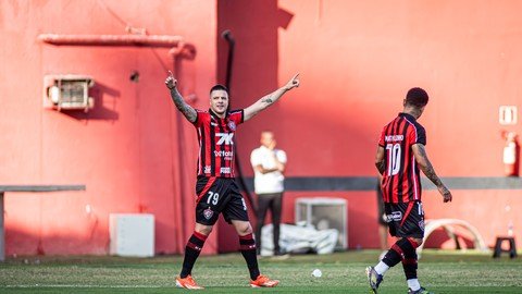 Imagem de Vitória segura pressão do Bragantino, vence no Barradão e deixa o Z-4