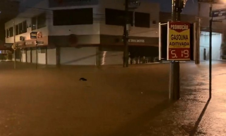 Imagem de Ciclone no Sul do país mata uma pessoa, provoca inundações e deslizamentos e derruba árvores