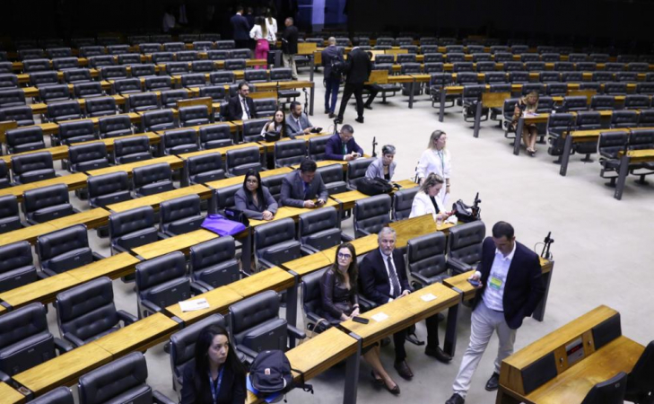 Imagem de Câmara dos Deputados adia votação da PEC da Blindagem em meio a divisões