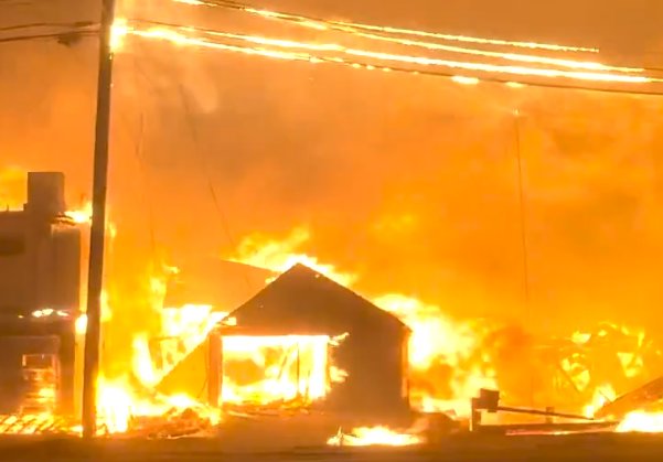 Imagem de Incêndios em Los Angeles: Biden declara desastre de grandes proporções e envia aviões-tanque; polícia emite ordem de retirada em área perto da Calçada da Fama