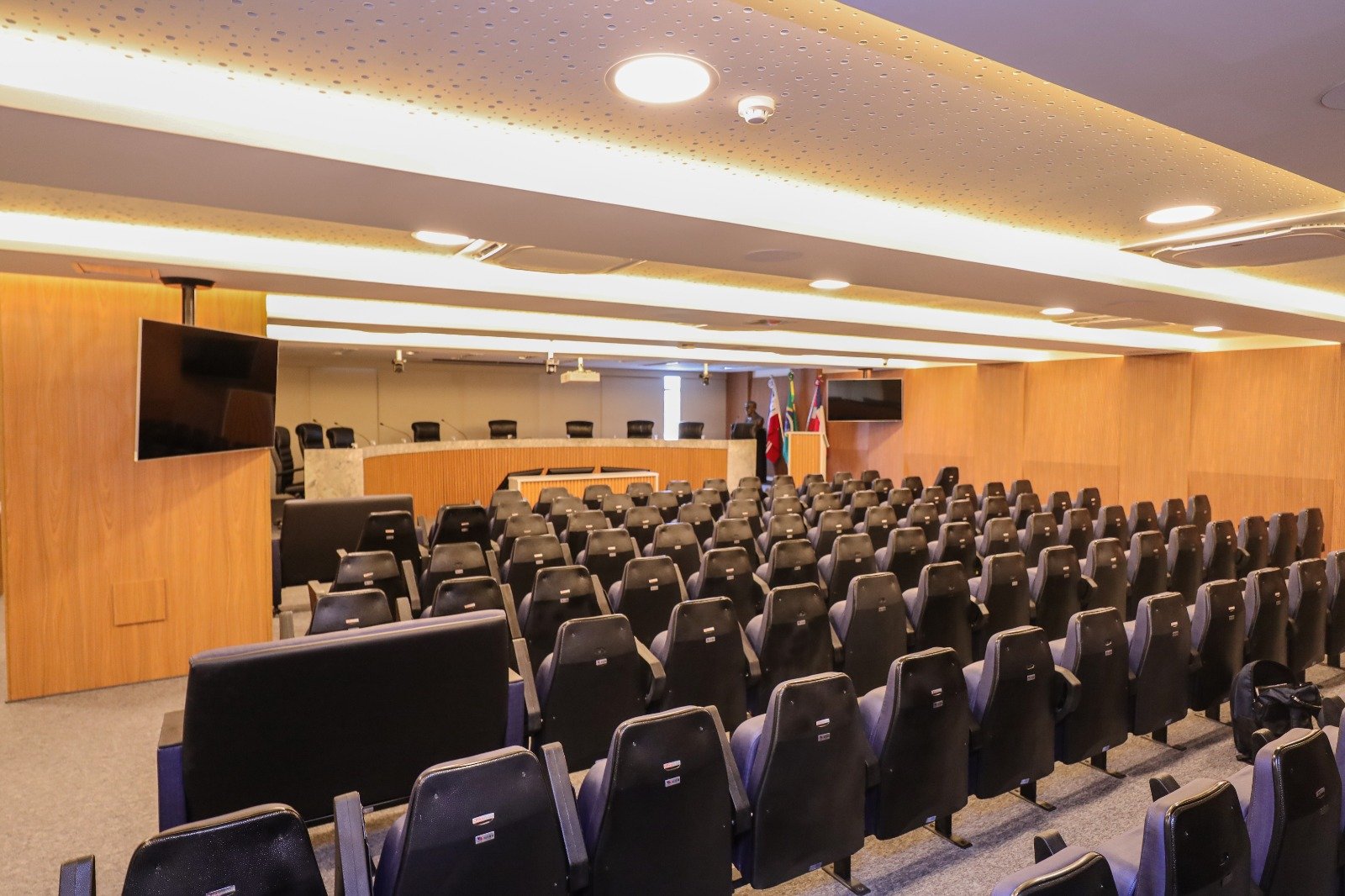 Imagem de TCE/BA volta a utilizar o plenário de sua sede após obras de reforma