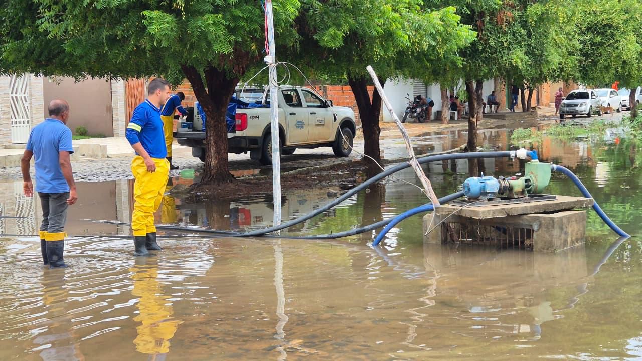 Imagem de Em ações emergenciais de combate aos efeitos da chuva, Governo do Estado contém alagamentos, doa copos de água e monitora situação de rodovias