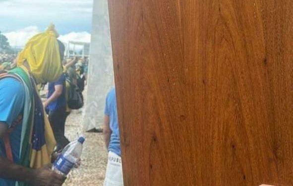 Imagem de Porta do gabinete de Alexandre de Moraes é arrancada durante invasão ao STF