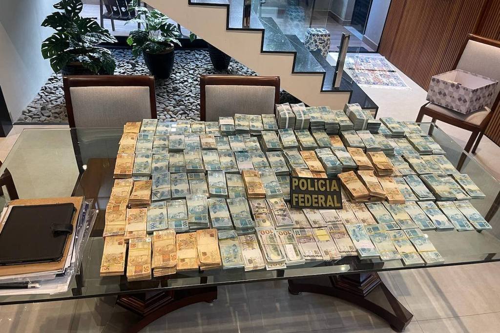 Imagem de PF apreende R$ 3 milhões em dinheiro vivo na casa de desembargador aposentado investigado por venda de sentenças