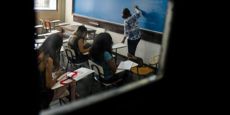 Imagem de Lula bloqueia R$ 332 milhões de educação básica, alfabetização de crianças, transporte escolar e bolsas de estudo