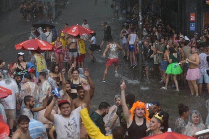 Imagem de Chuvas atrapalham blocos, trazem riscos de doenças e colocam motoristas em perigo durante o Carnaval