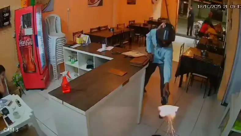 Imagem de Câmera de segurança flagra momento que dono de pizzaria é morto a tiros dentro do próprio estabelecimento na Bahia