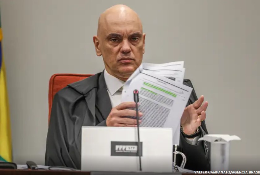 Imagem de Moraes autoriza assessor de Trump a visitar Bolsonaro na prisão