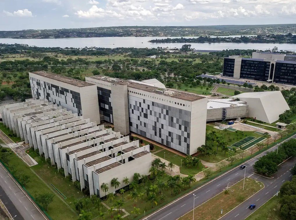 Imagem de Lula nomeia três novos ministros do STJ