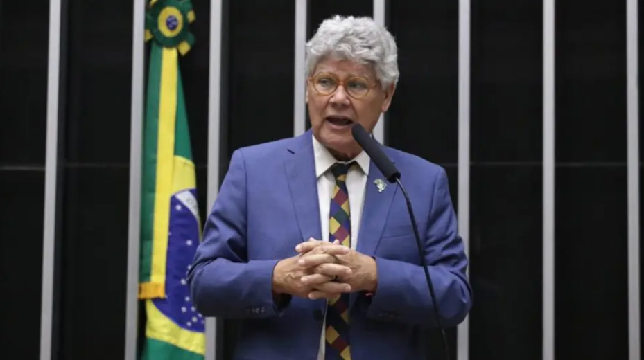 Imagem de Deputado do PSOL quer mudar lema da bandeira do Brasil para “Amor, Ordem e Progresso”