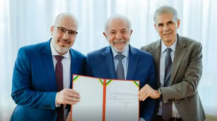 Imagem de Lula assina nomeação de André Basbaum para a presidência da EBC
