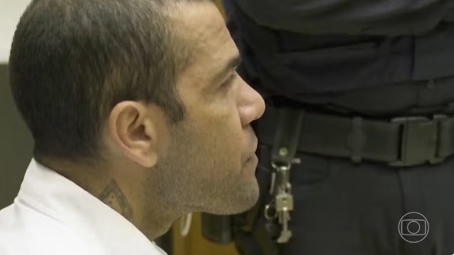 Imagem de Daniel Alves paga fiança, e Justiça da Espanha autoriza ex-jogador a deixar prisão