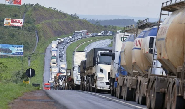 Imagem de Caminhoneiros adiam greve nacional após nova regra do frete e aguardam governo