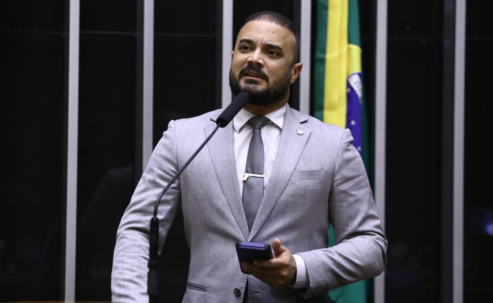 Imagem de Capitão Alden aciona Justiça contra programa do governo Jerônimo que custeia curso de medicina em Cuba