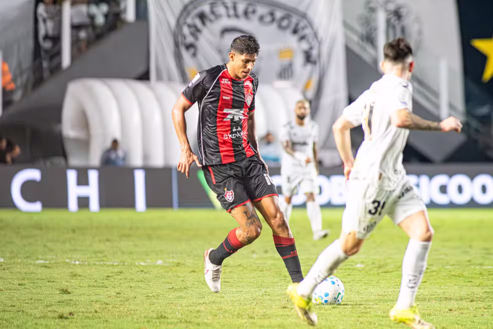 Imagem de Vitória perde para o Santos e segue sem vencer fora de casa no Brasileirão