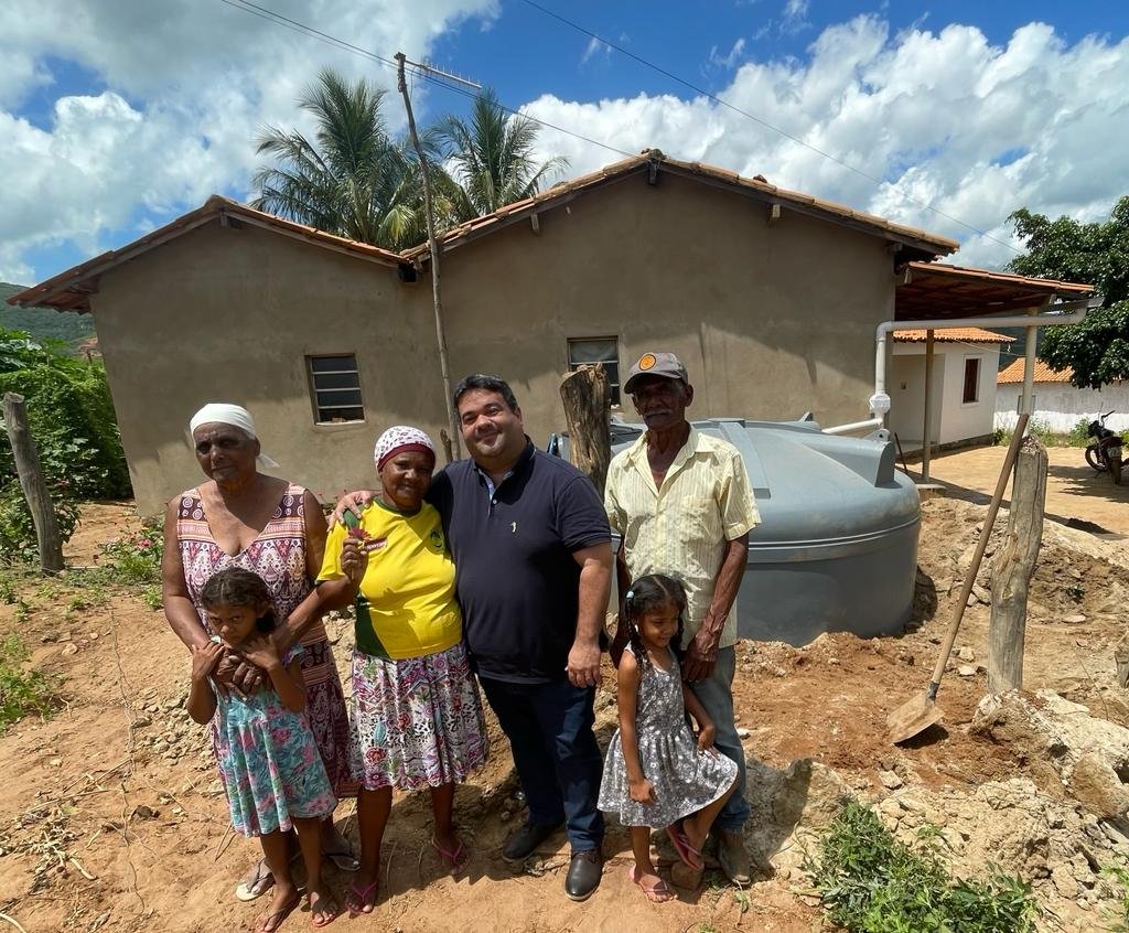 Imagem de Ivan Cordeiro comemora entrega de cisternas para captação de água de chuva em zona rural de Conquista