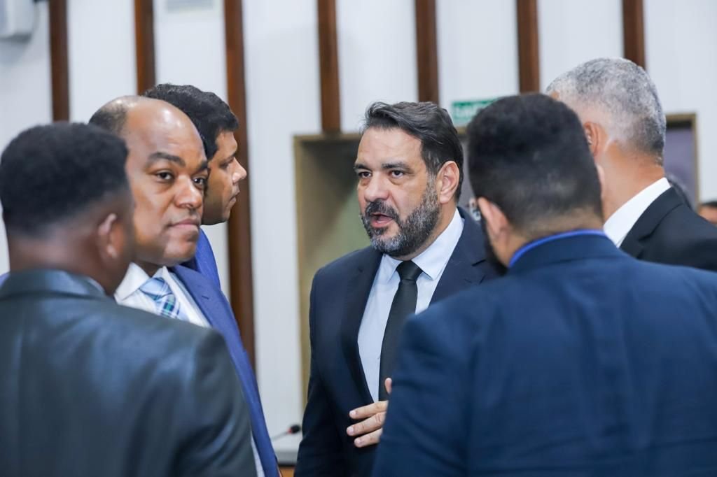 Imagem de Bancada de Oposição na AL-BA presta solidariedade ao deputado Fabrício Falcão
