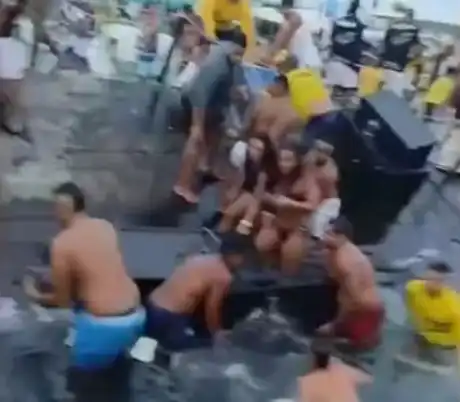 Imagem de Embarcação naufraga durante show de banda de pagode em Salvador; instrumentos musicais caíram no mar