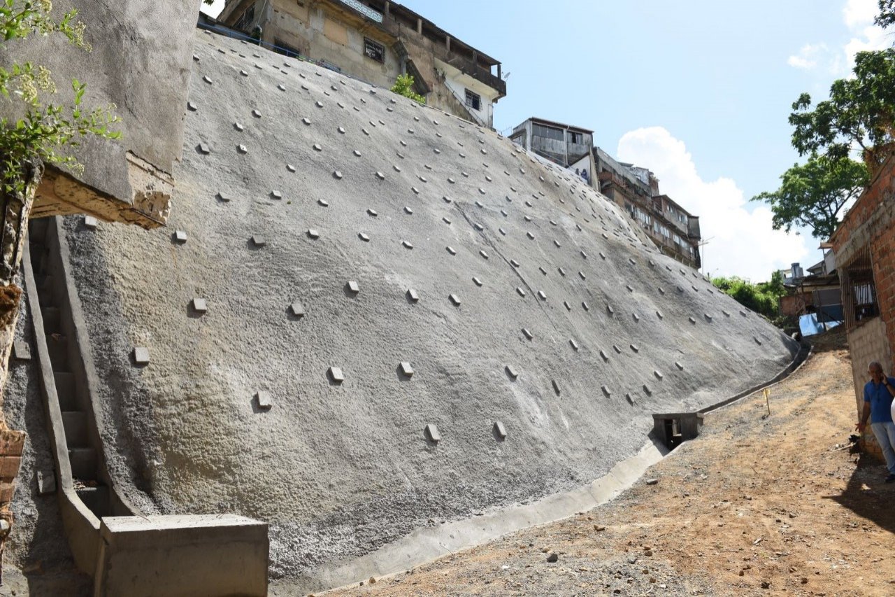 Imagem de Com investimento de R$2,2 milhões, Prefeitura de Salvador entrega contenção de encosta em Plataforma