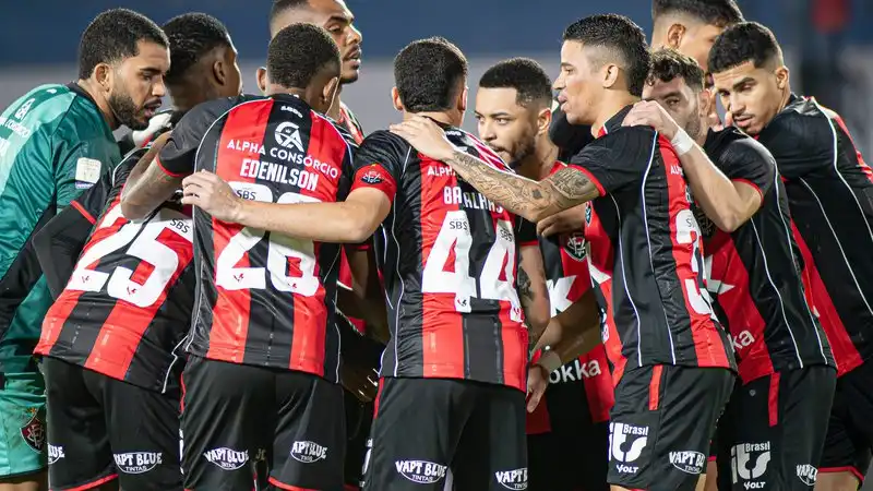 Imagem de Em jogo cheio de gols e expulsões, Vitória goleia o ABC e encaminha vaga à final da Copa do Nordeste