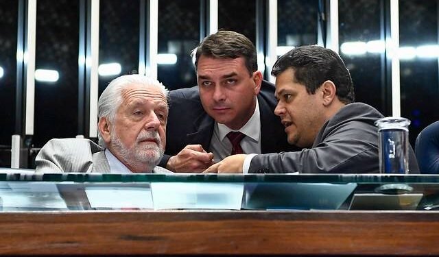Imagem de Flávio Bolsonaro elogia Jaques Wagner: ‘Ala do PT com a qual é possível dialogar’
