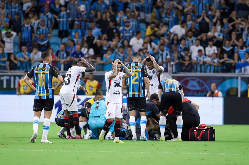 Imagem de Vídeo: jogador do Grêmio sofre lesão grave em jogo contra o Vitória e cena choca torcida