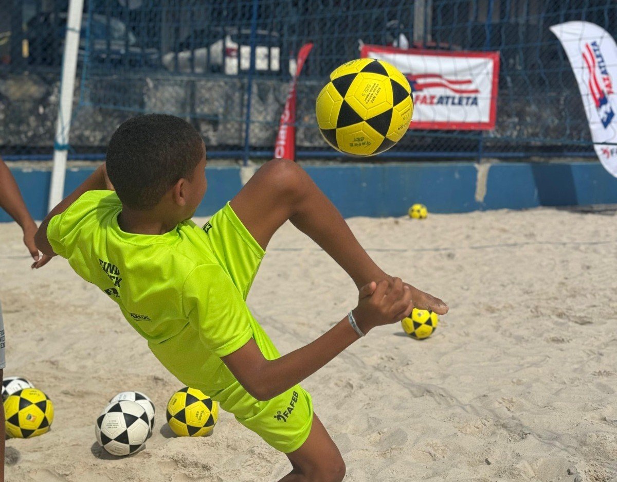 Imagem de Projeto Find Weekend reúne jovens em clínica de futevôlei e promove inclusão social em Salvador