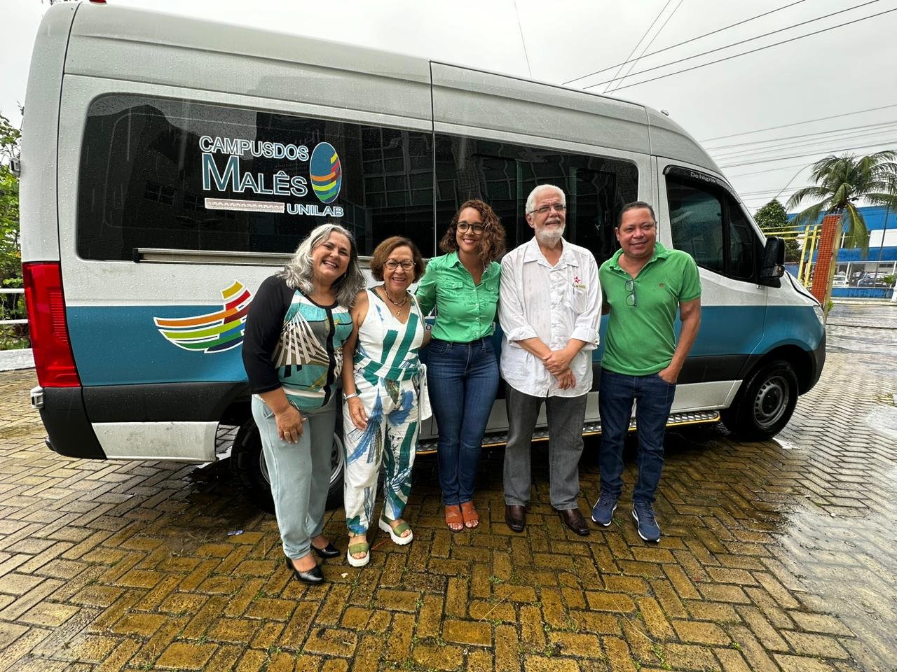 Imagem de Lídice e Solla fazem entrega de veículo na Unilab