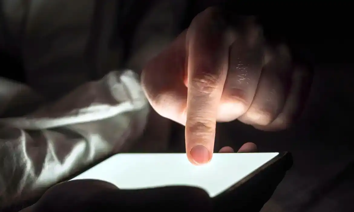 Imagem de Conteúdos falsos criados com inteligência artificial mais que triplicam entre 2024 e 2025