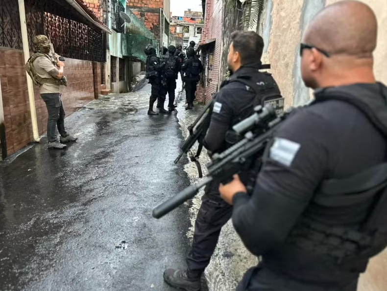 Imagem de Homem é preso e mulher detida durante operação contra grupo associado a facção do Rio de Janeiro em Salvador
