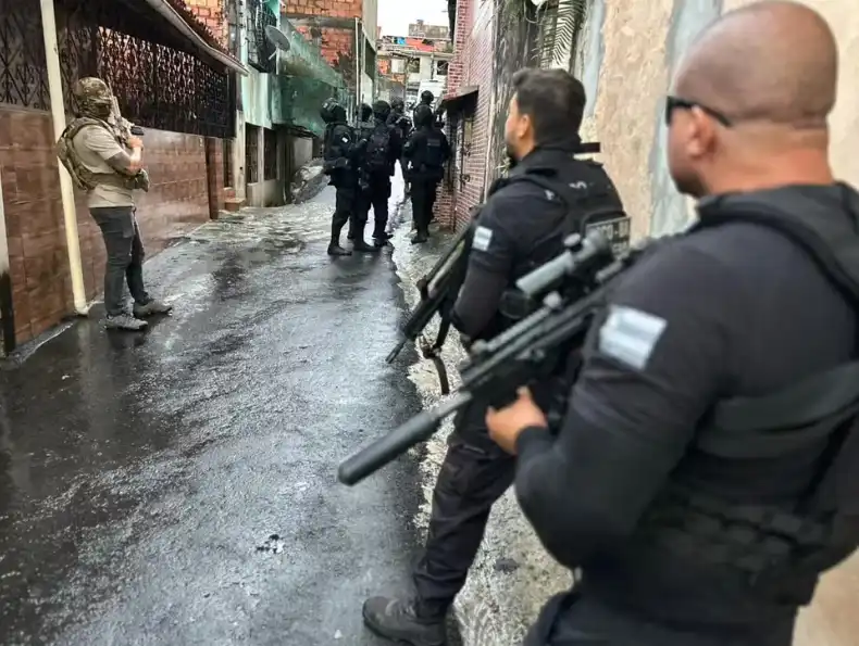 Imagem de Homem é preso e mulher detida durante operação contra grupo associado a facção do Rio de Janeiro em Salvador