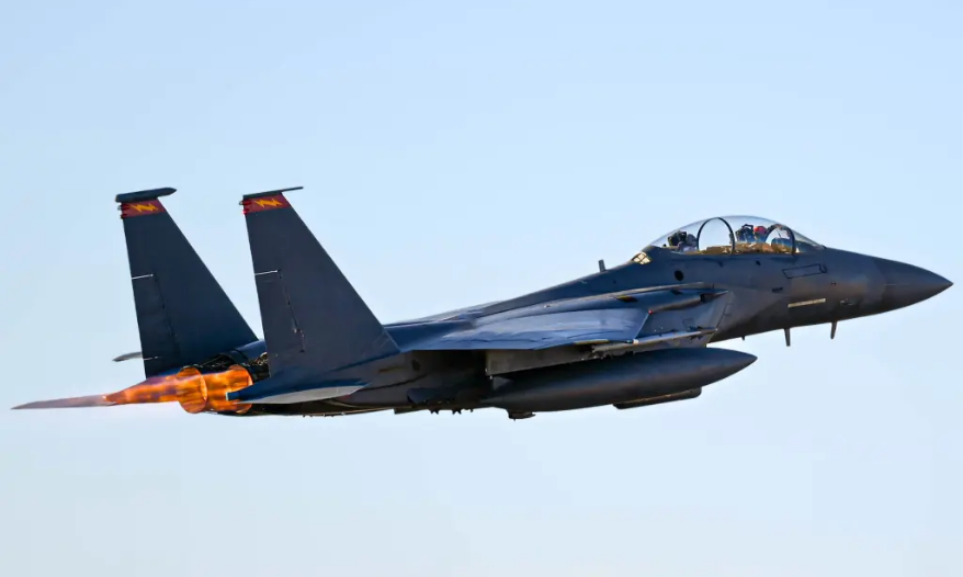 Imagem de Piloto americano ferido foge por 36 horas após queda de caça no Irã