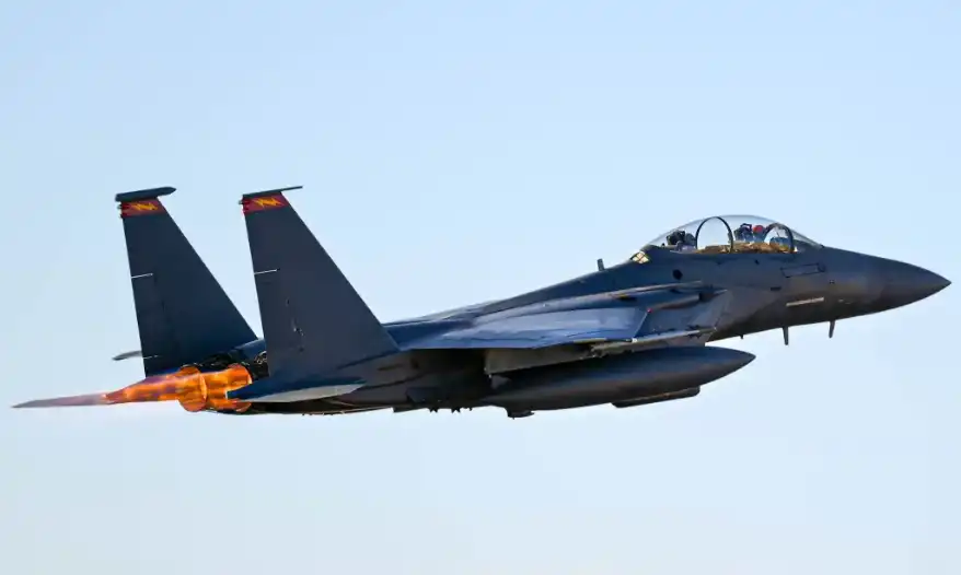 Imagem de Piloto americano ferido foge por 36 horas após queda de caça no Irã