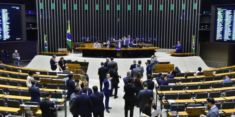 Imagem de Câmara aprova projeto que proíbe e criminaliza o uso de cerol em pipas