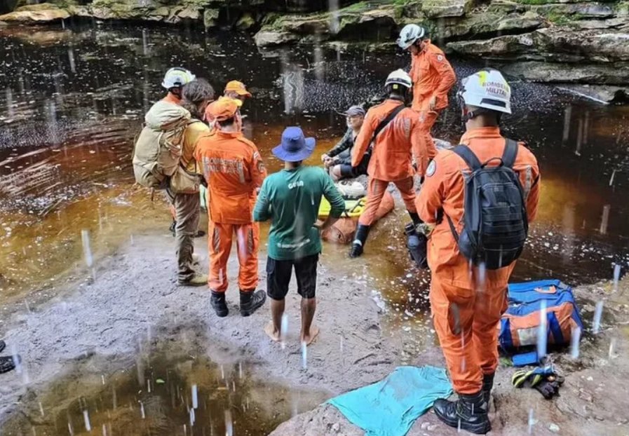 Imagem de Homem cai de cachoeira de 5 metros na Bahia e sofre múltiplas fraturas