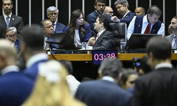 Imagem de Congresso derruba vetos de Lula à reforma tributária e eleva impacto na conta de luz