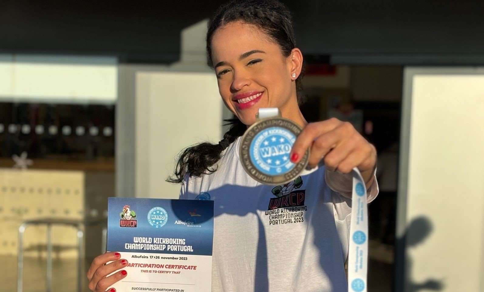 Imagem de Atleta beneficiada com iniciativa da Prefeitura conquista bronze na maior competição de Kickboxing do mundo