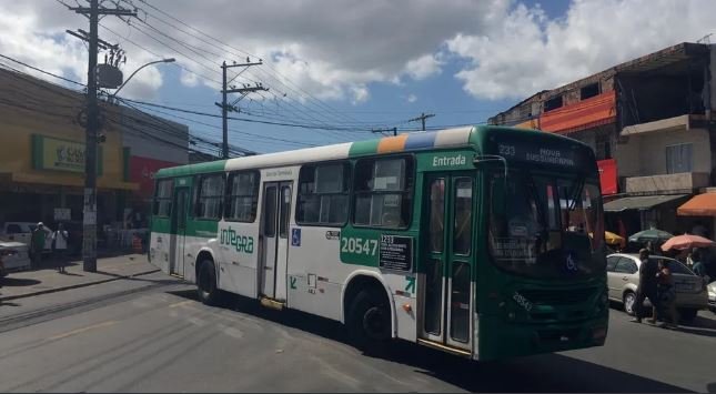 Imagem de Semob informa que dois ônibus foram alvos de vandalismo nesta sexta (28); Um deles foi incendiado