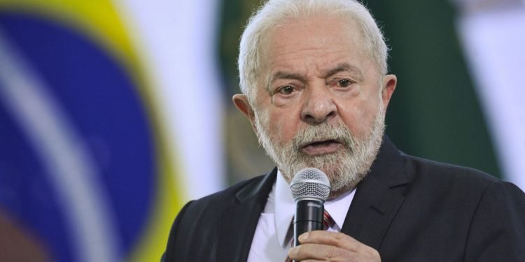 Imagem de Lula anuncia salário mínimo a R$ 1.320 e isenção de IR a R$ 2.640