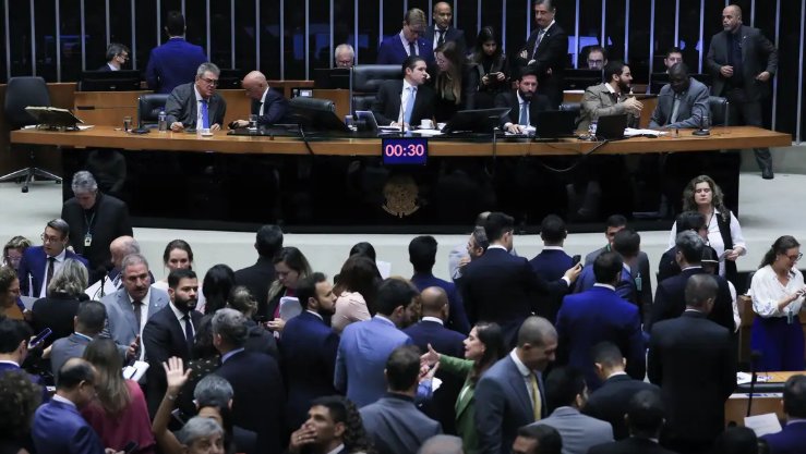 Imagem de Deputados baianos se dividem na votação da urgência para derrubar aumento do IOF na Câmara
