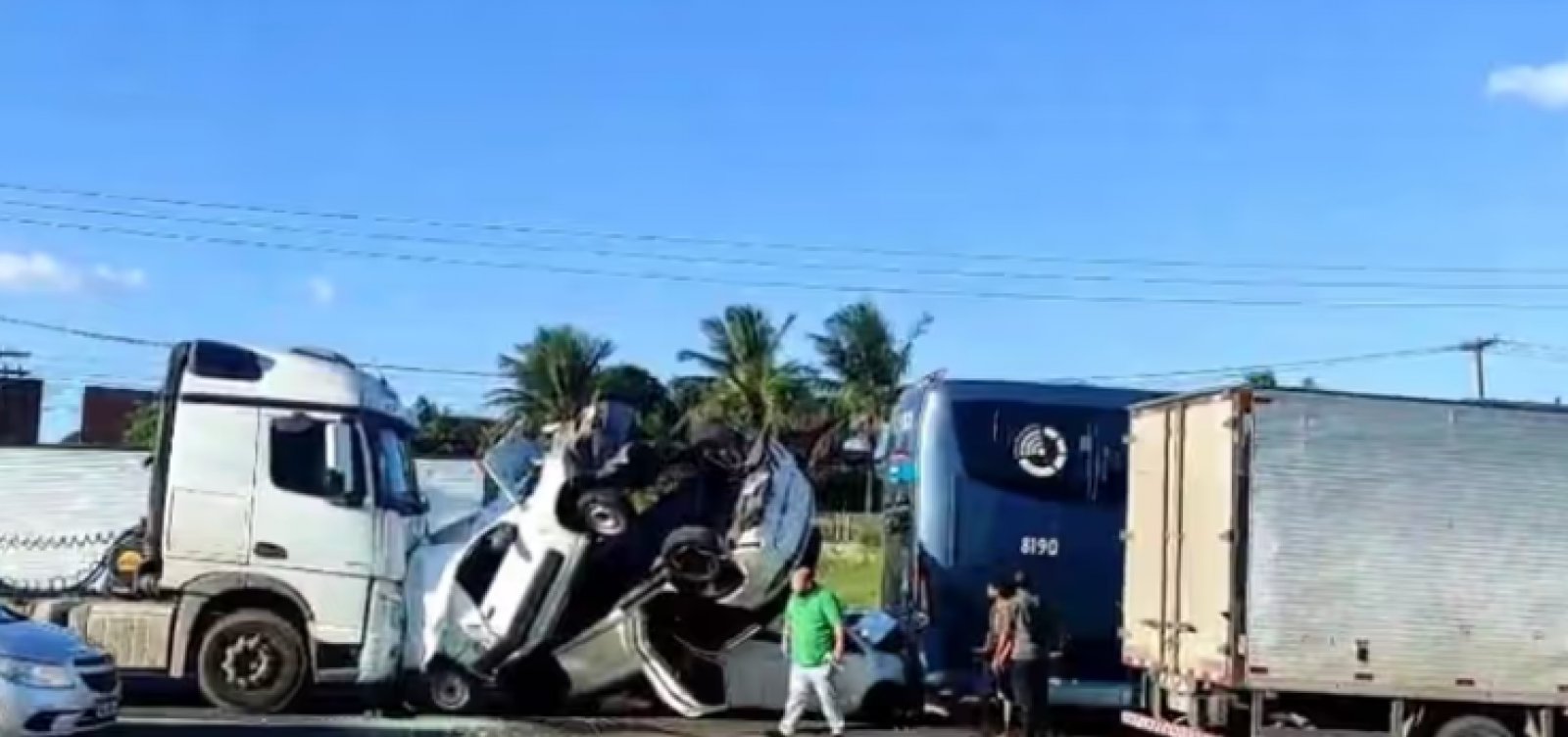 Imagem de Engavetamento com sete veículos interdita parcialmente BR-324 em Feira de Santana