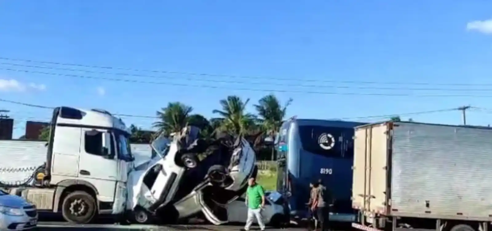 Imagem de Engavetamento com sete veículos interdita parcialmente BR-324 em Feira de Santana