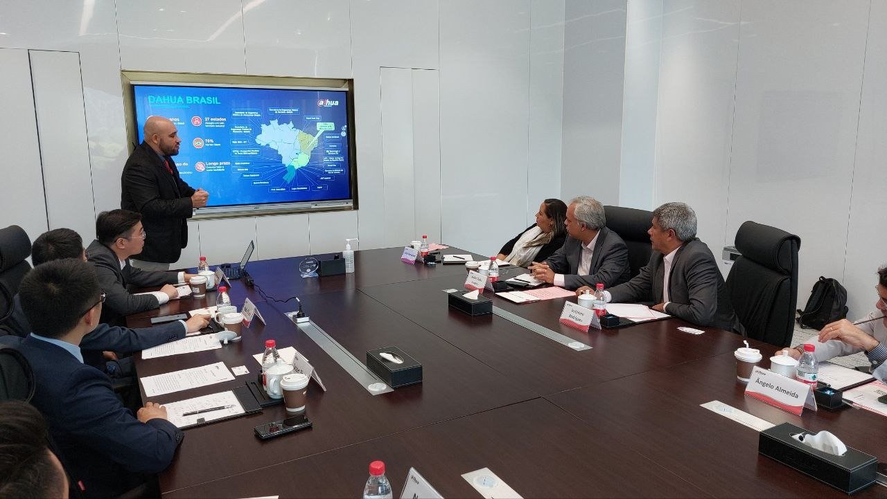 Imagem de Jerônimo conhece conjunto de soluções para cidades digitais, em visita a empresa na China neste sábado (8)