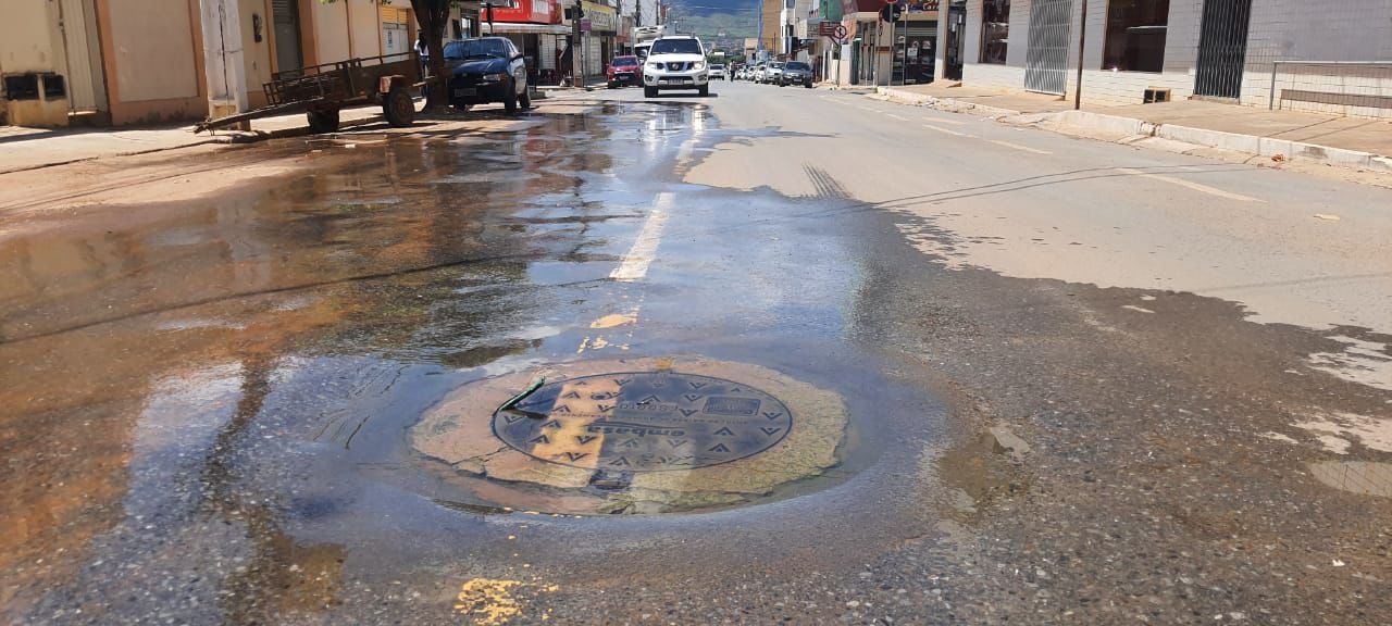 Imagem de Embasa alerta para o perigo de se abrir tampa da rede de esgoto para escoar água de chuva