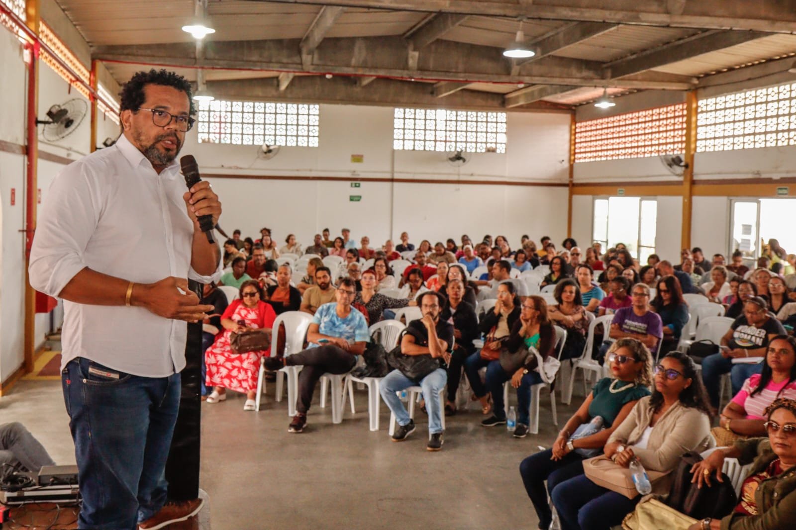 Imagem de Assembleia aprova continuidade da greve dos professores de Lauro de Freitas 