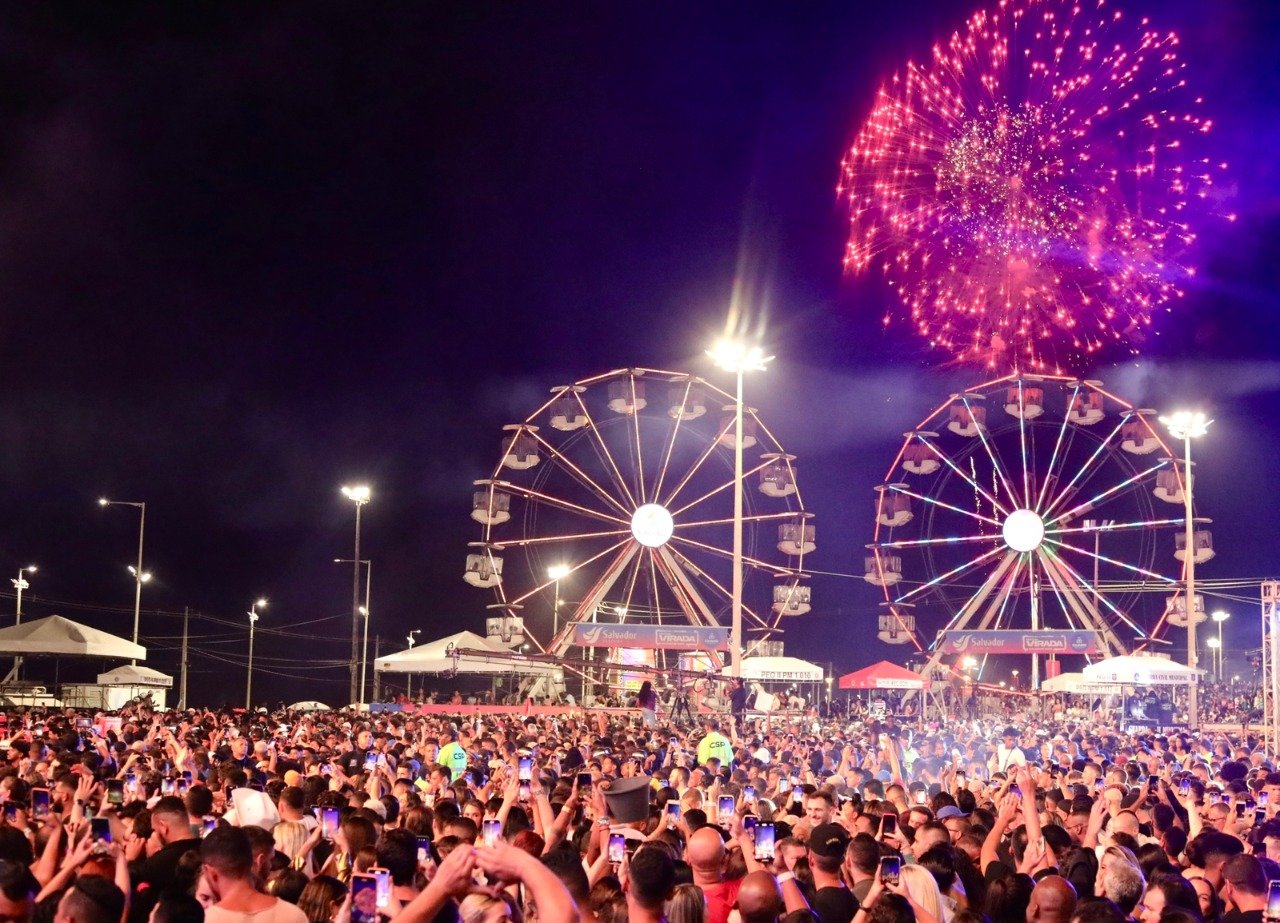 Imagem de  Nos quatro cantos da cidade: Queima de fogos encanta baianos e turistas na virada para 2023