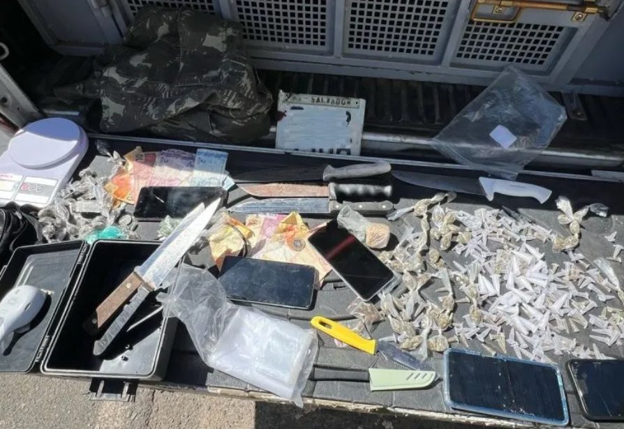 Imagem de Câmeras usadas por facção e armas são apreendidas em Salvador