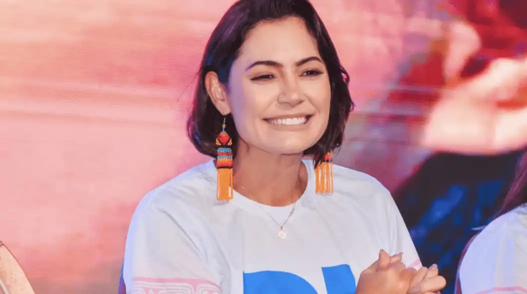 Imagem de Michelle pede perdão a filhos de Bolsonaro, mas reafirma aversão a Ciro Gomes