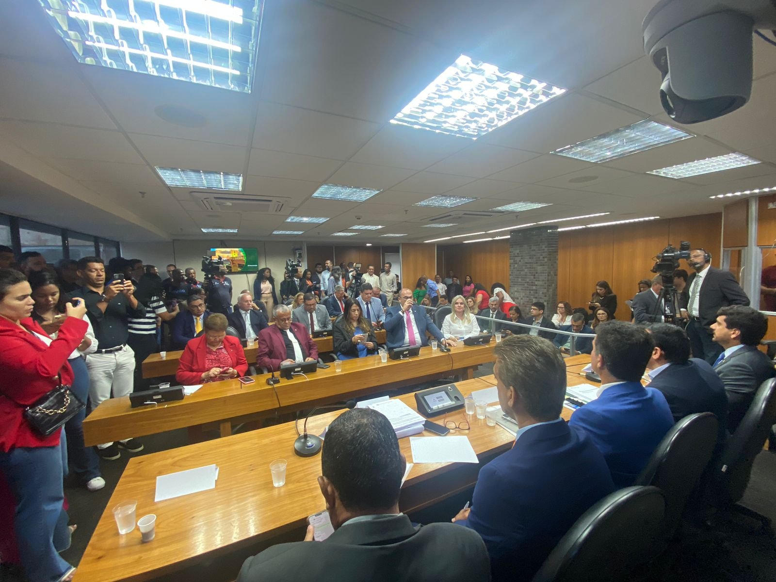 Imagem de Em reunião com comissões da Assembleia Legislativa, presidente da COELBA promete melhorar os serviços